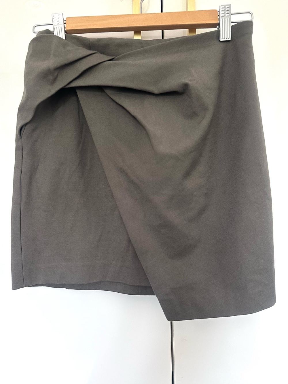 Aritzia Babaton twist skirt small